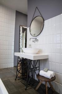 利隆圭Latitude 13 Degrees的一间带水槽和镜子的浴室