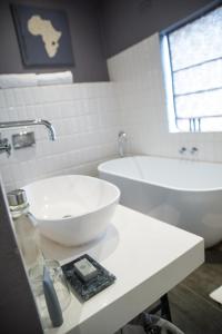 利隆圭Latitude 13 Degrees的白色的浴室设有水槽和浴缸。