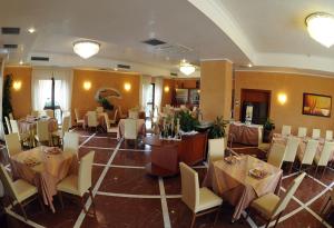 科林加谷洛酒店的餐厅内带桌椅的用餐室