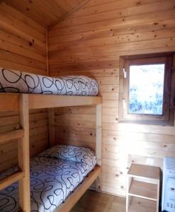 普拉诺拉斯Camping Can Fosses的小木屋配有两张双层床。