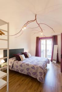 巴勒莫Politeama apartment的一间卧室配有一张带紫色棉被的床