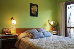 塞尔勒Apartamentos Ball Benas Edificio Mirador的一间卧室设有一张带绿色墙壁的大床