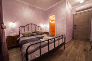 罗马Iris Guest House的一间卧室配有一张带金属框架的床