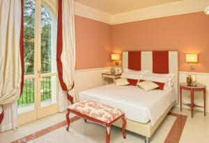 萨韦纳河畔圣拉扎罗瓦菲欧雷黎莱斯别墅酒店的卧室配有白色的床和窗户。
