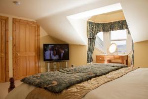 Newcastleton艾伯特肖恩之家农场住宿加早餐旅馆的一间卧室设有一张大床和一个窗户。