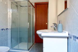 罗马The Good Place B&B的一间带水槽和玻璃淋浴的浴室