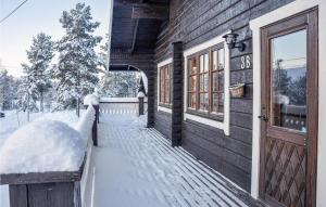 萨伦Beautiful Home In Slen With House A Mountain View的雪覆盖的房子的门廊
