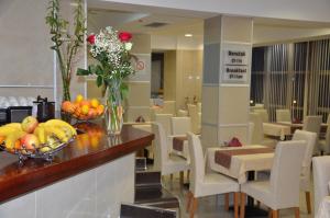 贝尔格莱德齐德酒店的大堂设有一张桌子,上面摆放着水果和鲜花