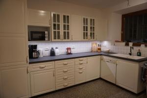 PetersbachMaison Zielinger的厨房配有白色橱柜和水槽