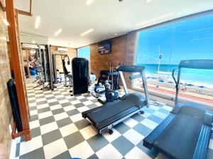 萨尔瓦多萨尔瓦多蒙帕斯库亚尔海滩酒店的一个带健身器材的健身房,享有海滩美景