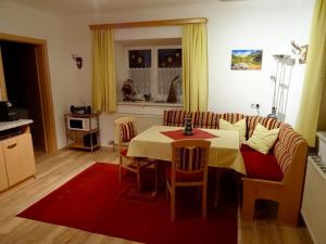 巴德加斯坦拉盖博乡村别墅公寓的客厅配有桌子和沙发