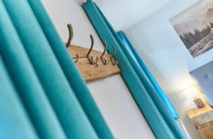 滨湖采尔采尔湖滨湖畔公寓 29的 ⁇ 在蓝色窗帘旁的墙上