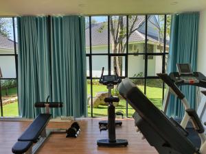 富国Kingo Retreat Resort的健身房设有健身器材和大窗户