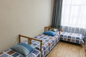 克麦罗沃Gostinitsa on Martemyanova的带窗户的客房内设有两张单人床。