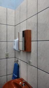 瓜鲁柳斯Quarto familiar, aeroporto Guarulhos的墙上设有带水槽和肥皂分配器的浴室