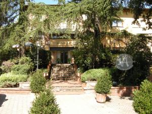 因普鲁内塔别墅安博罗西娜的前面有一棵树的房子