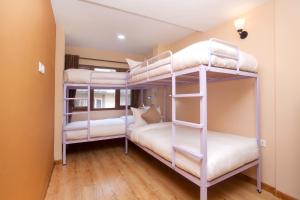 Holiday Hostel客房内的一张或多张双层床