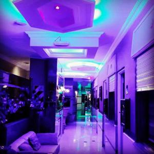 布宜诺斯艾利斯Hotel Gilda的紫色和绿灯的走廊
