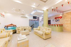 阿尔哈德Ras Al Hadd Waves Hotel的带沙发和水族馆的大型客厅