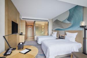 上海上海卓越铂尔曼大酒店的酒店客房配有两张床和一张书桌