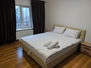 切尔诺夫策Mirage的一间卧室配有一张床,上面有两条毛巾
