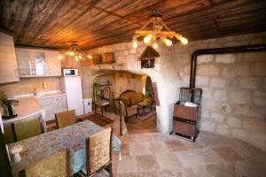 格雷梅Kamelya Cave Hostel的房屋内厨房和客厅的空中景观
