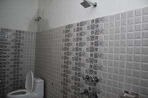 奥拉奇哈日落酒店的一间带卫生间和瓷砖墙的浴室