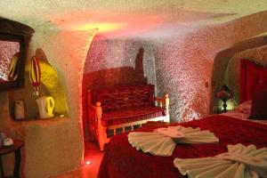 格雷梅可可凯芙酒店的一间设有两张床的卧室,位于带灯光的房间
