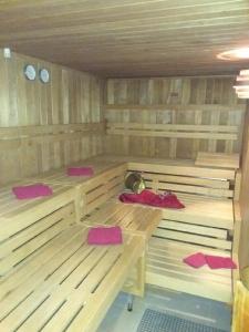 比绍夫斯迈斯Gasthof Alte Post的地板上设有粉红色垫子的木制桑拿浴室