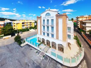 阿尔巴·阿德里亚蒂卡Residence Hotel Alba Palace的享有带游泳池的建筑的空中景致