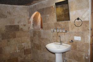 格雷梅可可凯芙酒店的一间带水槽和镜子的浴室