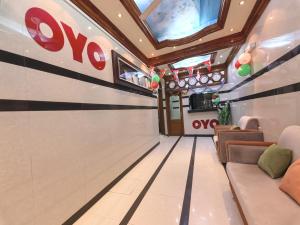 苏尔Super OYO 108 Marsa Al Masafar Hotel Apartment的享有带滚球保龄球馆的拱廊的景致