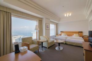 高松JR克莱门特高松酒店的酒店客房设有一张床和一个大窗户