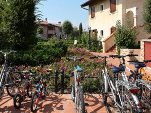 佩斯基耶拉德加达Well-kept ground floor apartment near Peschiera的停在围栏旁边的一群自行车