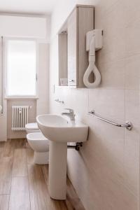 梅斯特Appartamento Le Barche 2的白色的浴室设有水槽和卫生间。