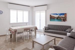 梅斯特Appartamento Le Barche 2的客厅配有桌子和沙发