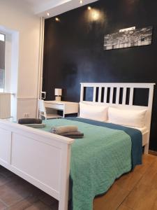 柏林艾力费姆公寓的卧室配有一张带绿毯的白色床