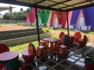拉差汶里Bangkado Resort的一组桌子和椅子坐在帐篷下