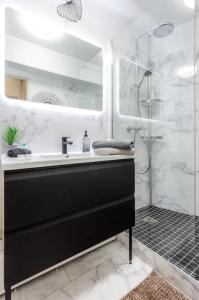 勒瓦卢瓦-佩雷Beautiful modern fully furnished studio的一间带水槽和淋浴的浴室