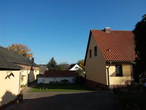 吕本瑙Ferìenwohnung Mende 1的享有红色屋顶房屋的景致