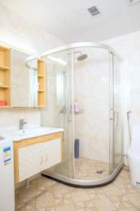 广州广州朋满公寓式酒店正佳环市中心分店的带淋浴和盥洗盆的浴室