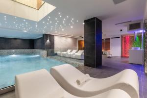 圣马西莫米勒托酒店的酒店内带白色家具的游泳池