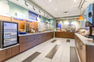 Holiday Inn Express & Suites - Florence - Cincinnati Airport, an IHG Hotel的厨房或小厨房