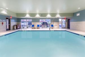弗洛伦斯Holiday Inn Express & Suites - Florence - Cincinnati Airport, an IHG Hotel的带有蓝色墙壁的健身房内的大型游泳池