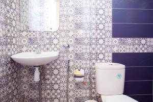 卡萨布兰卡卡萨布兰卡奥斯曼尼恩中心公寓的一间带卫生间和水槽的浴室