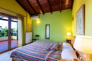 阿迪斯普普伦Diktamos Villas的一间卧室配有一张带绿色墙壁的床