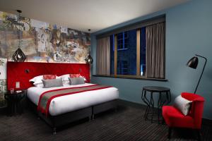 爱丁堡Malmaison Edinburgh City的一间卧室配有红色的床和红色椅子