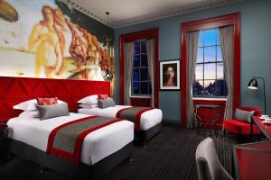 爱丁堡Malmaison Edinburgh City的酒店客房带两张床,还有一间酒吧