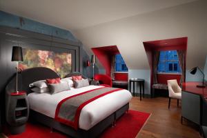 爱丁堡Malmaison Edinburgh City的一间带大床的卧室和一间红色的房间