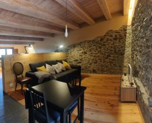 蒙塞尼罗维拉德度假屋的带沙发和石墙的客厅